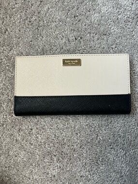 kate spade Two-Tone Saffiano Continental Wallet - Cream & Black
